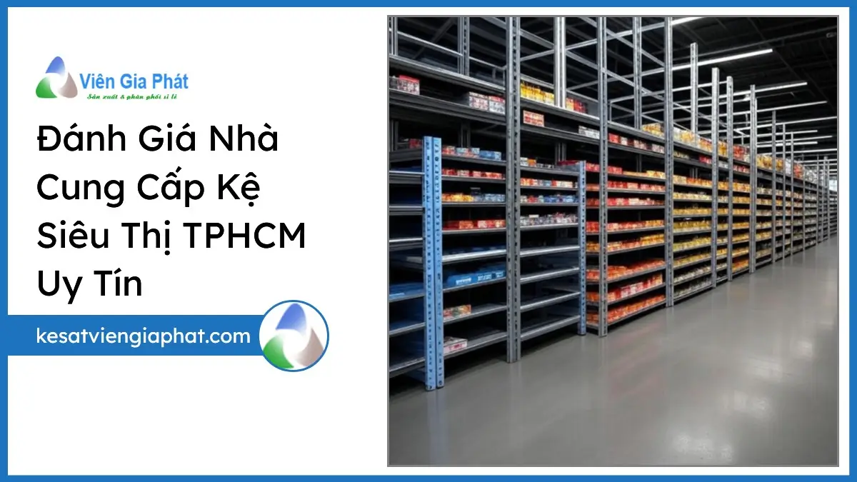 Các loại kệ siêu thị chất lượng cao tại TPHCM được sắp xếp gọn gàng trong kho với ánh sáng tự nhiên, thể hiện uy tín và giá tốt.
