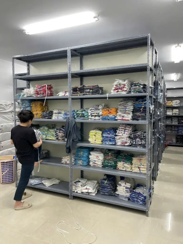 Kệ v lỗ kho xưởng 1